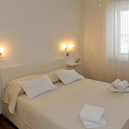St Lux * Split